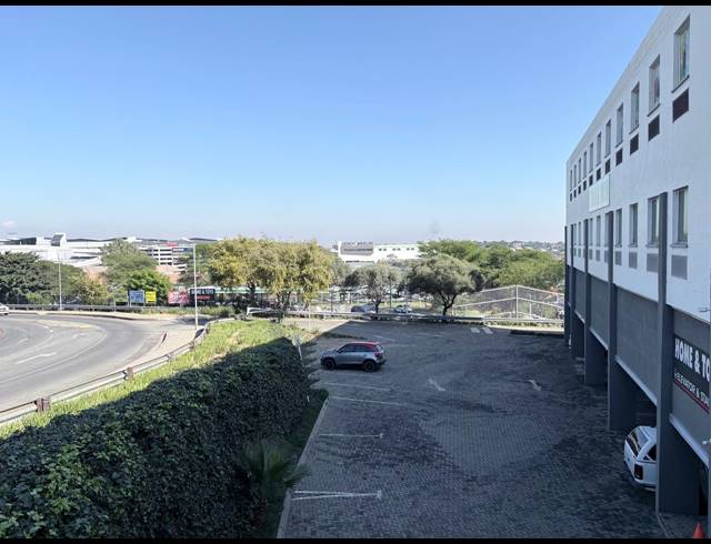 2,195M² RETAIL TO LET IN LONEHILL